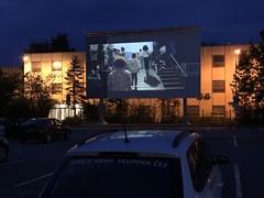 Letní kino v Neratovicích znovu ožívá. Letošní program nabídne slavný muzikál i koncerty