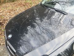 Zatímco běhal v lese, vandal mu poničil auto. Policisté hledají svědky