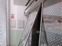 Opilec se dobýval do zavřeného supermarketu, pak se válel po chodníku