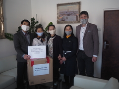 Vietnamci pomáhají lidem v celé zemi. V Třebíči darovali roušky i peníze