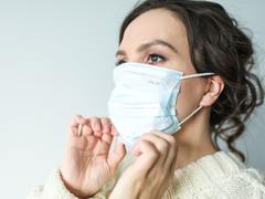 Tvrdil, že ve firmě na Brněnsku řádí koronavirus. Za poplašnou zprávu mu hrozí vězení