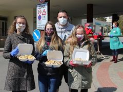FOTO: Štíty, roušky, koláč či makronky. Nejen tím zásobují lidé Nemocnici Kyjov