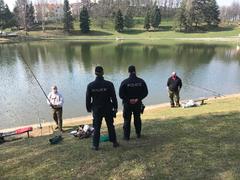 Policisté kontrolovali nošení roušek. Nachytali dvojici, která popíjela před hospodou