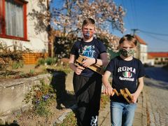 FOTO: Hrkači v rouškách a mše online. I tak probíhaly letošní Velikonoce