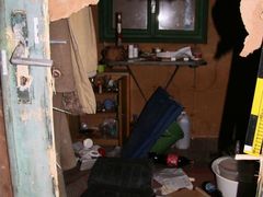 Zloděj vykradl mysliveckou chatu na Blanensku. Hodil se mu lustr i rádio