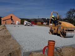 Na Olešné se staví nové hřiště s umělým povrchem