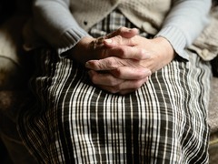 Zápach kouře a volání o pomoc. V Kyjově upadla seniorka, na nohy jí pomáhali strážníci