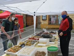 FOTO: Ivančické náměstí v sobotu ožilo. Farmářské trhy nabízely chřest i uzené