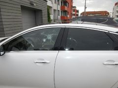 Luxusní auto ve Slavkově upoutalo pozornost vandala. Udělal několik děr ve skleněné výplni
