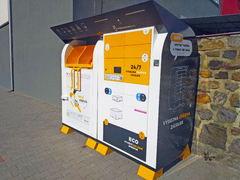 Chytrý tučňák v Pohořelicích zrecykluje staré oděvy i nabije mobil Chytrý tučňák v Pohořelicích zrecykluje staré oděvy i nabije mobil