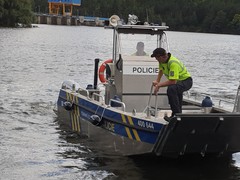 V motorových člunech ohrožovali plavce. Na Dalešické přehradě pokračují policejní kontroly