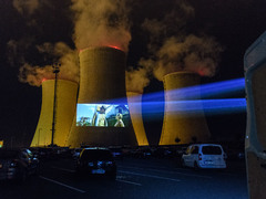 Autokino k 35. výročí Dukovan zakončilo provoz obří projekcí na chladicí věž