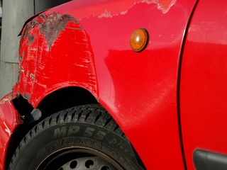 Automat na květiny v Rousínově skončil pod koly auta. Policisté hledají svědky