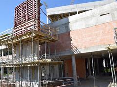 Hrubá stavba pavilonu operačních sálů Nemocnice Třebíč už stojí