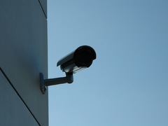 Zloděj ukradl měděné parapety z budovy školy v Kutné Hoře. Při činu ho natočila kamera