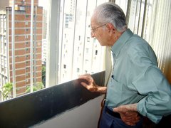 Pozor na falešnou sociální pracovnici. Jezdí v červeném SUV a v Ráječku okradla seniora