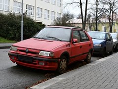 Automobilové vraky mizí z ulic Kladna, žluté samolepky fungují i jako prevence