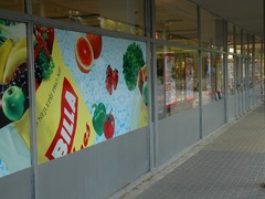 Zloděj vykradl auto zaparkované před slavkovským supermarketem
