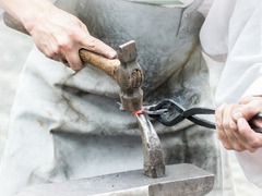 Přečtěte si rozhovor s uměleckým kovářem Pavlem Tasovským, který vystavuje v Galerii 12