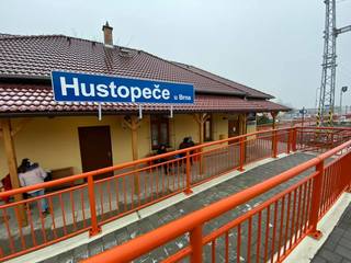 Roky zdarma, teď za peníze. Za parkování u nádraží v Hustopečích už se platí