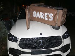 Vandal se posilnil rumem a do bučovických ulic vyrazil demolovat auta