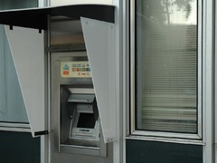 Opilý muž se vloupal do bankomatu v Náměšti
