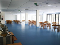 Kosohorská školní jídelna vaří nejen pro studenty. Pro veřejnost stojí oběd 90 korun a rozvoz je zdarma