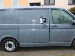 Zloděj v Želešicích zvolil neobvyklý postup. Do dveří dodávky vyřízl otvor