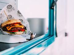 U sportovního okruhu v Třebíči se nově lidé občerství