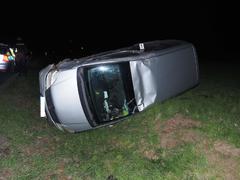 Opilý řidič skončil v příkopu poblíž Ochozu u Brna. Před policisty utekl do pole