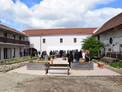 Chaloupky zvou na návštěvu relaxační zahrady a ekocentra. Slibují pivo i placky