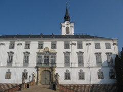 Lysický zámek zdobí květiny