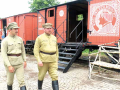 V červenci pochodovali meziříčským nádražím legionáři