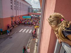 FOTO: Na 250 běžců se prohnalo Třebíčí. Půlmaraton přilákal i hokejovou legendu