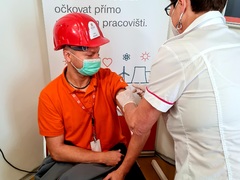 Elektrárna nabízí třetí dávku očkování proti covid-19 přímo na pracovišti ČEZ