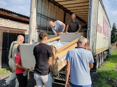 Prostory v bývalé škole ve Středoklukách budou sloužit jako pěstounský sklad Charity Hvězda, rozhodl kraj
