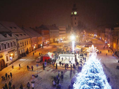 Meziříčí představilo adventní stánky s kluzištěm a rozsvítilo vánoční strom