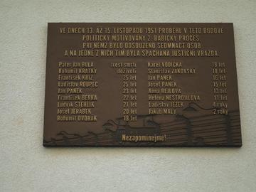 Pamětní deska připomínající babický proces byla odhalena na bývalém kině Moravia v Třebíči