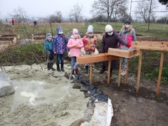 FOTO: Smyslový chodníček, záhony i ovocný sad. Škola ve Vyškově má novou Živou zahradu