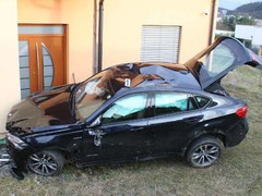 Opilý řidič v Drásově podcenil parkování. Před jízdou se posilnil půl litrem vína