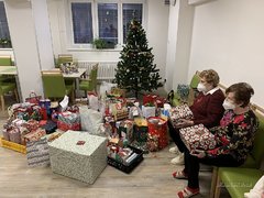 Lidé darovali seniorům vánoční dárky. Dobročinná akce se letos uskutečnila již podruhé