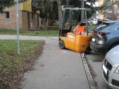 Kuriozní nehoda v Modřicích. Opilec s vysokozdvižným vozíkem boural při stěhování nábytku