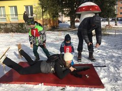 FOTO: Na nohy prkýnka, do ruky flusačku. V Blansku se konal Sranda biatlon