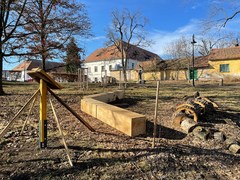 FOTO: Zámecký park v Rosicích se dočkal obnovy. Přibyly nové cesty i lavičky