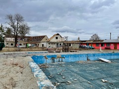 FOTO: Rekonstrukce koupaliště v Rosicích začala. Pracovníci bourají chátrající budovy