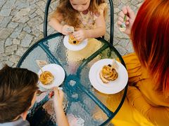 Sladký kulový blesk. V Třebíči stěhovali oblíbenou cukrárnu V Uličce