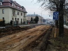 Do Nádražní ulice ve Vyškově se vrátila stavební technika