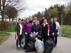 FOTO: Úředníci ve Velkém Meziříčí vyrazili uklízet prostor u místní řeky