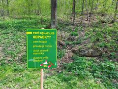 Třebíč bojuje s nepořádníky po svém. Na frekventovaná místa instalovala originální cedule