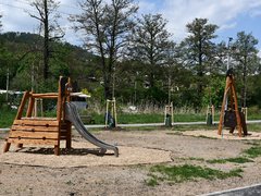 FOTO: Sportovní ostrov v Blansku se dočkal dalšího vylepšení. Přibylo hřiště i stromy